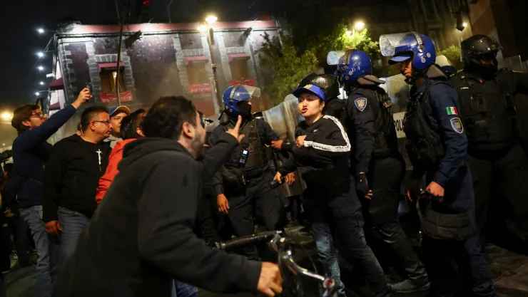 Manifestantes intentan entrar a sede alterna del Senado