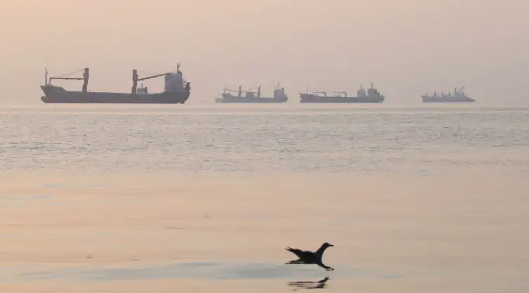 Barcos en el estrecho de Ormuz cerca de Bandar Abbas, Irán.