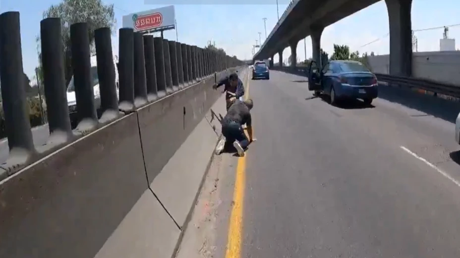 Motociclista detiene una pelea en la autopista México-Querétaro