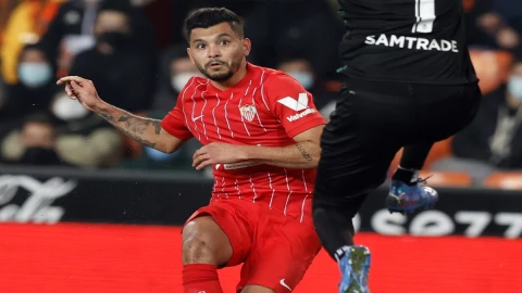 Tecatito Corno ante Valencia