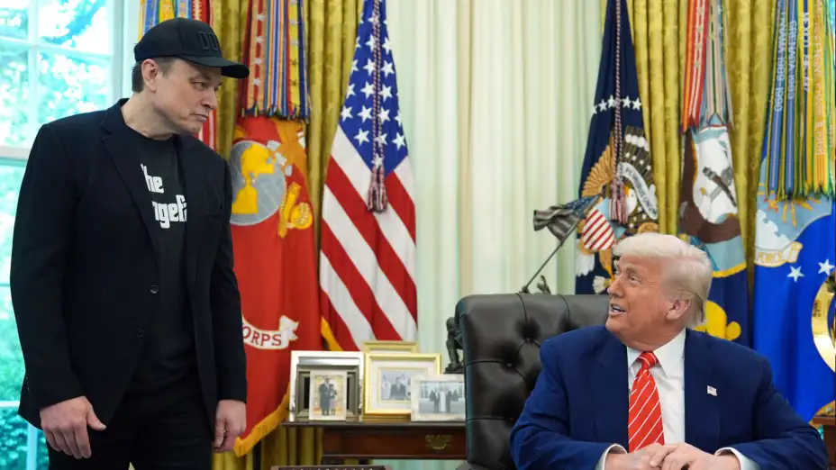 Elon Musk y Donald Trump hablan en el Despacho Oval de la Casa Blanca