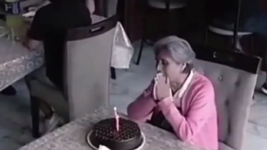Abuelita festeja sola su cumpleaños