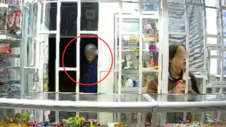 Niña es seguida por hombre