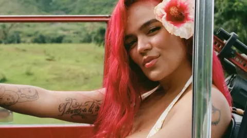 “Mi cara y cuerpo no se ven así”: Karol G explota contra una revista