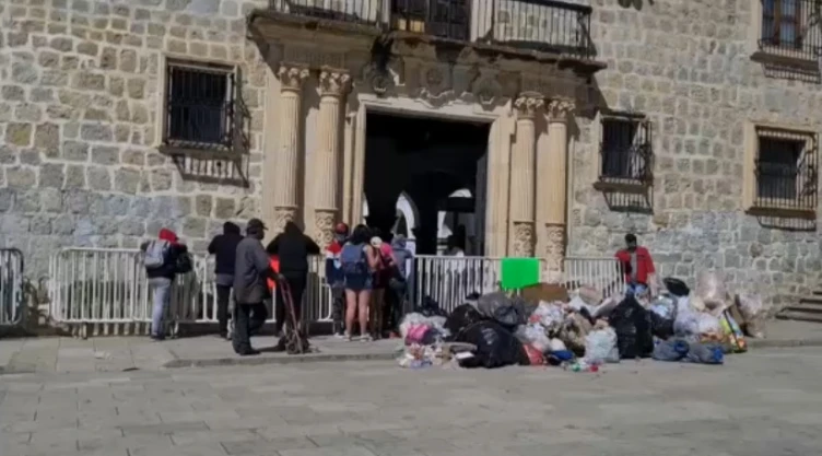 basura palacio municipal oaxaca.jpg