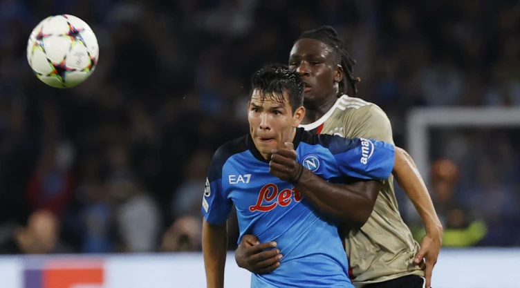 Chucky Lozano ante el Ajax
