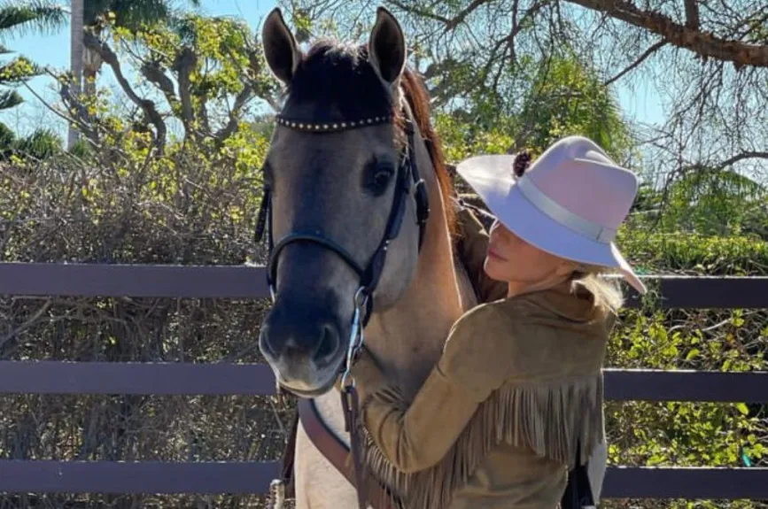 Lady Gaga con un caballo.jpg