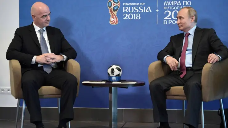 Vladimir Putin presidente de Rusia charlando con Gianni Infantino presidente de la FIFA