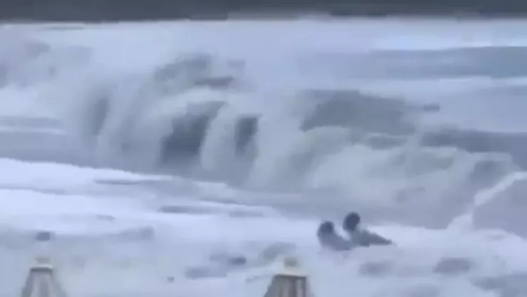 Mujer es arrastrada por el mar