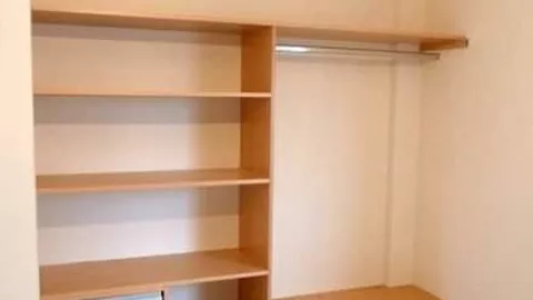9 ideas de cl&oacute;set de madera en la pared que puedes poner en tu cuarto: son dise&ntilde;os bonitos