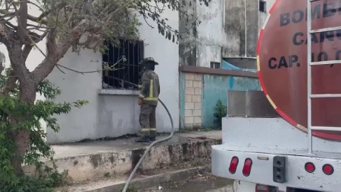 Movilización de bomberos tras reporte de incendio en vivienda de Cancún hoy.jpg