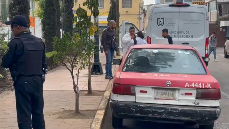 Señor de la tercera edad es hallado sin vida dentro de un taxi en la CDMX.