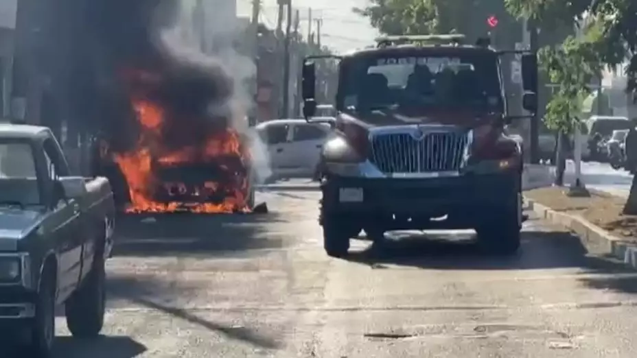 se incendia auto en progreso ya investigan