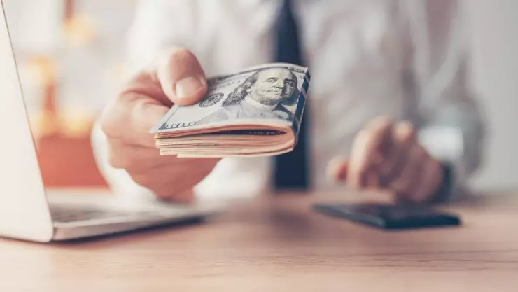 un hombre de negocios otorga dinero para ayudar económicamente a alguien