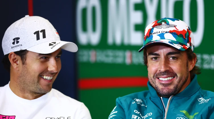 Checo Pérez y Fernando Alonso durante una conferencia de prensa de Fórmula 1