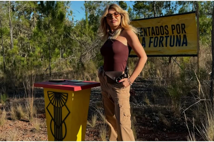¡Sensacional! Itatí Cantoral impuso tendencia con este pantalón cargo caqui con blusa halter burgundy, en medio de un clima caluroso en República Dominicana.