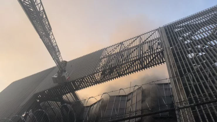 Los bomberos trabajan para controlar el siniestro.