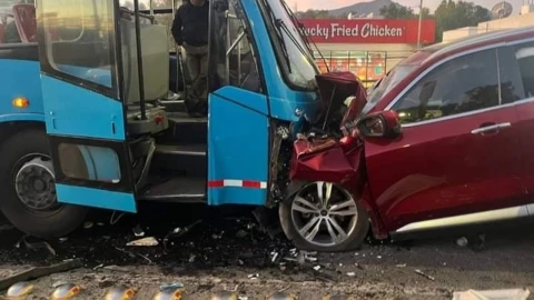 Mujer-muere-tras-impactar-su-auto-contra-el-Mexibús-iba-en-sentido-contrario