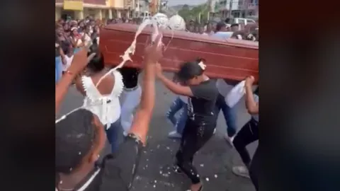 Mujeres despiden a su amiga difunta al ritmo de reggaeton en su funeral.