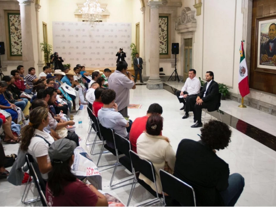 Osorio Chong con familiares de normalistas.