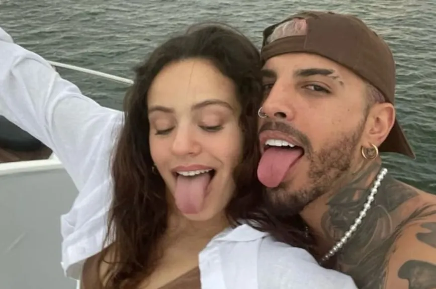 Rauw y Rosalia sacando la lengua.jpg