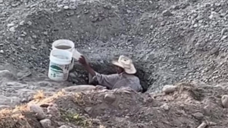 VIDEO: Adulto mayor de 89 años cavó pozo en río seco para conseguir agua en Sinaloa