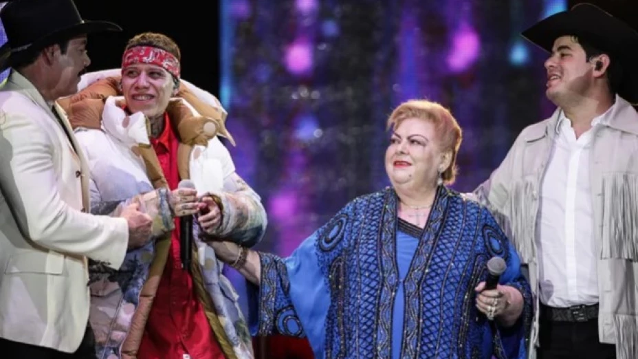 Santa Fe Klan y Paquita la del Barrio arrasan cantando junto