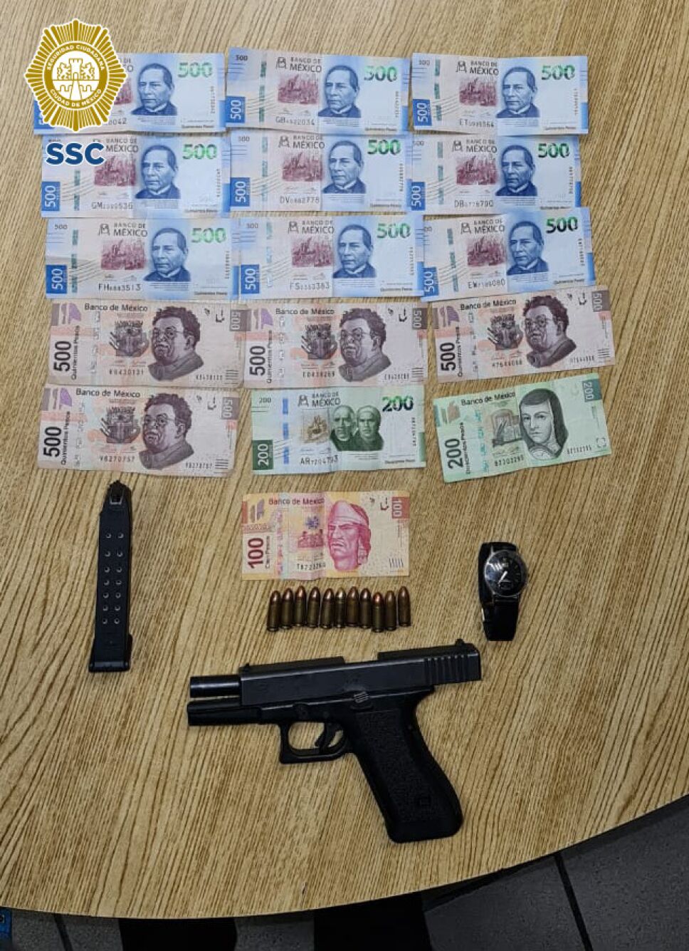 Arma corte y dinero en efectivo
