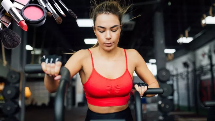 El maquillaje que deben evitar quienes van a entrenar para no obstruir los poros, según la IA.jpg