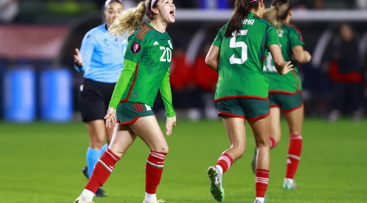 Mayra Pelayo festeja gol con México ante Estados Unidos