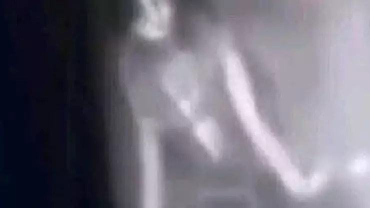 ¿Un fantasma? Captan a niña caminando durante la noche en escuela secundaria de Yucatán (+FOTO)