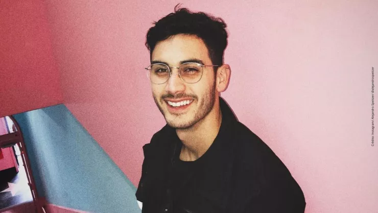 Alejandro Speitzer envía polémico mensaje sobre Ester Expósito.