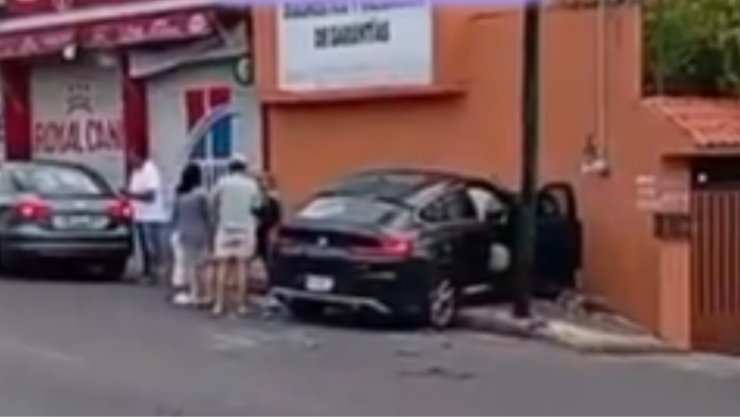 Conductor pierde el control de su vehículo y se estampa contra una vivienda en Cuernavaca.
