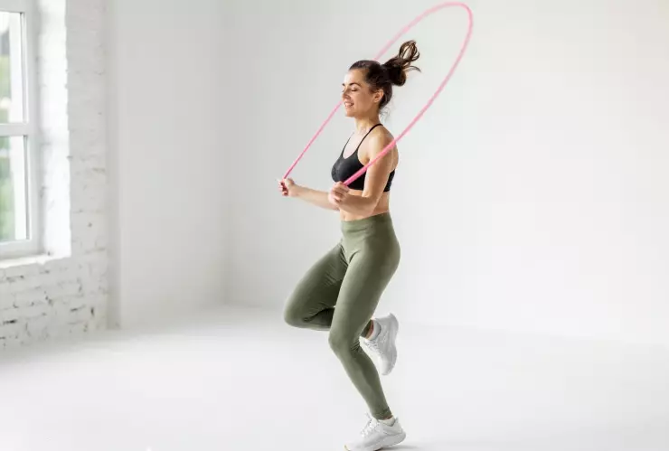 Saltar la cuerda, hacer abdominales y realizar pilates pueden ser el complemento de los jugos naturales.