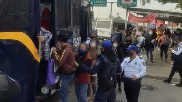 POLICIAS METRO.jpeg
