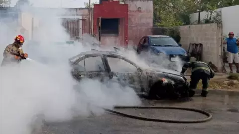 auto calcinado en villas oriente merida