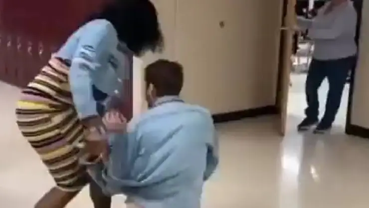 Docente es atacado con gas pimienta en la escuela, VIDEO