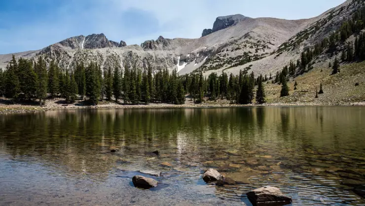 el imponente paisaje de Great Basin National Park a la orilla de sus aguas tranquilas