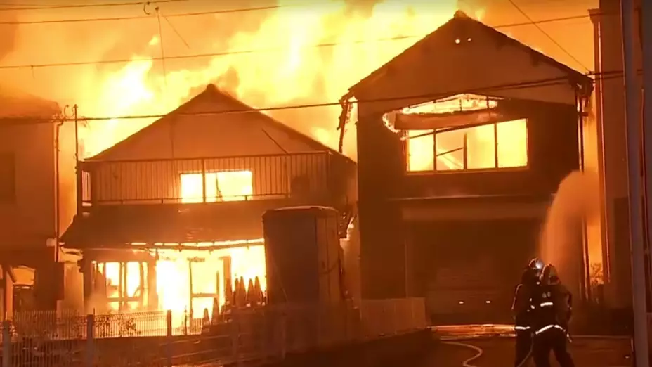 Incendio en Japón deja más de 170 hogares consumidos y un muerto en Oita