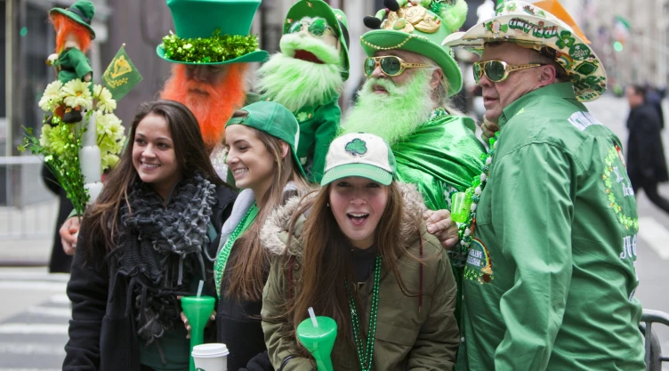 Personas celebran el Día de San Patricio
