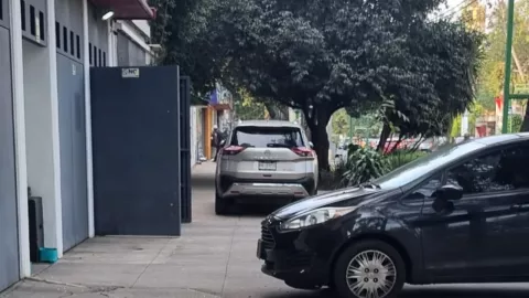 De cuánto es la multa por estacionar tu auto en la banqueta