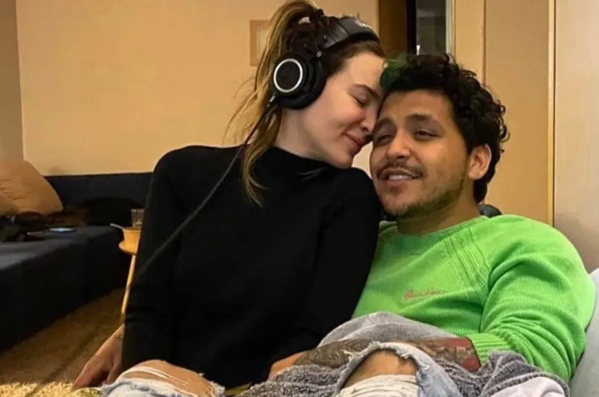 Nodal y Beli audifonos.jpg