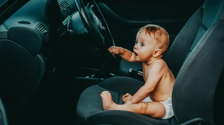 Expertos alertan por el calor: por qué nunca debes dejar a un bebé solo en el automóvil
