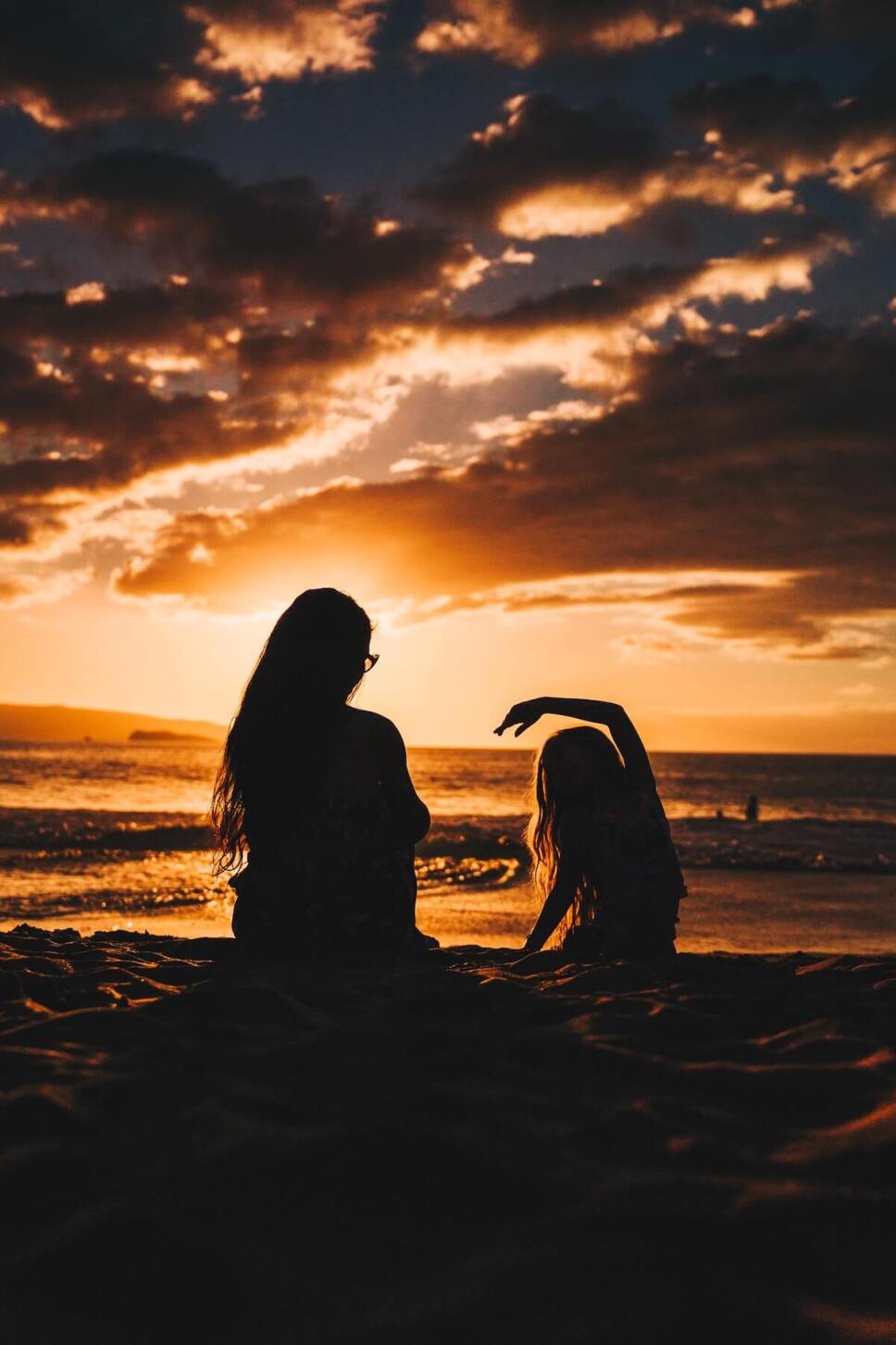 madre e hija en el atardecer