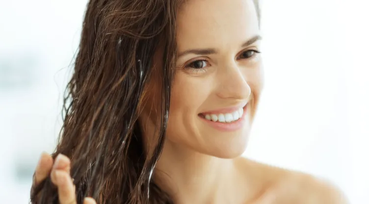 La mascarilla natural que frena la caída de cabello en las personas con entradas