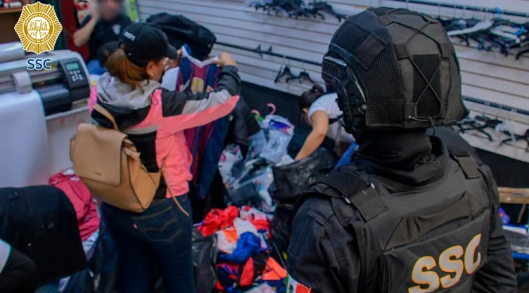 Operativo en Tepito acaba con decomiso de miles de piezas pirata.