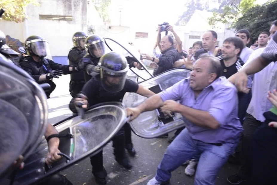 Trabajadores de un hospital psiquiátrico que buscaban impedir la demolición de un área