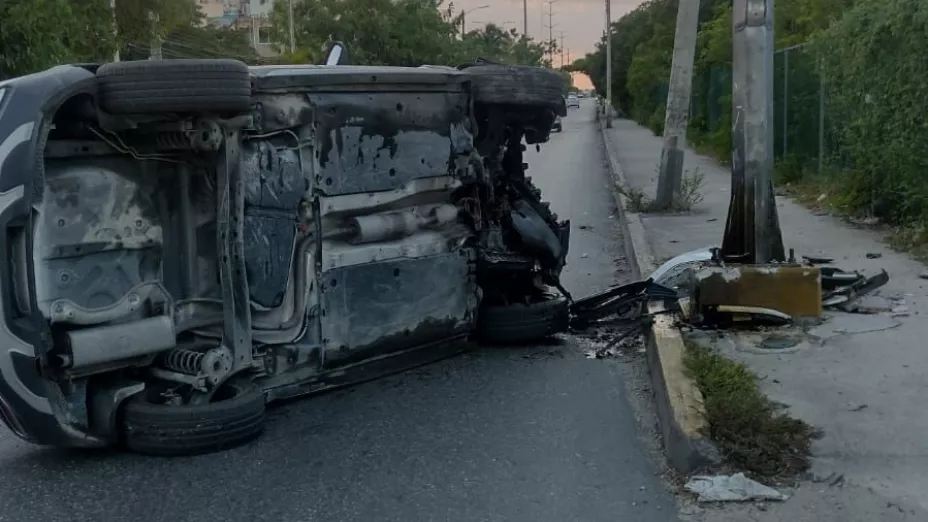 volcadura de auto en la avenida kabah en Cancún.jpeg