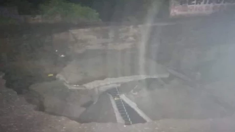 Socavón en Rio Medio 3