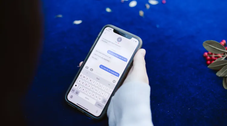 ¿Cuál es el truco para enviar mensajes en WhatsApp con letras diferentes?